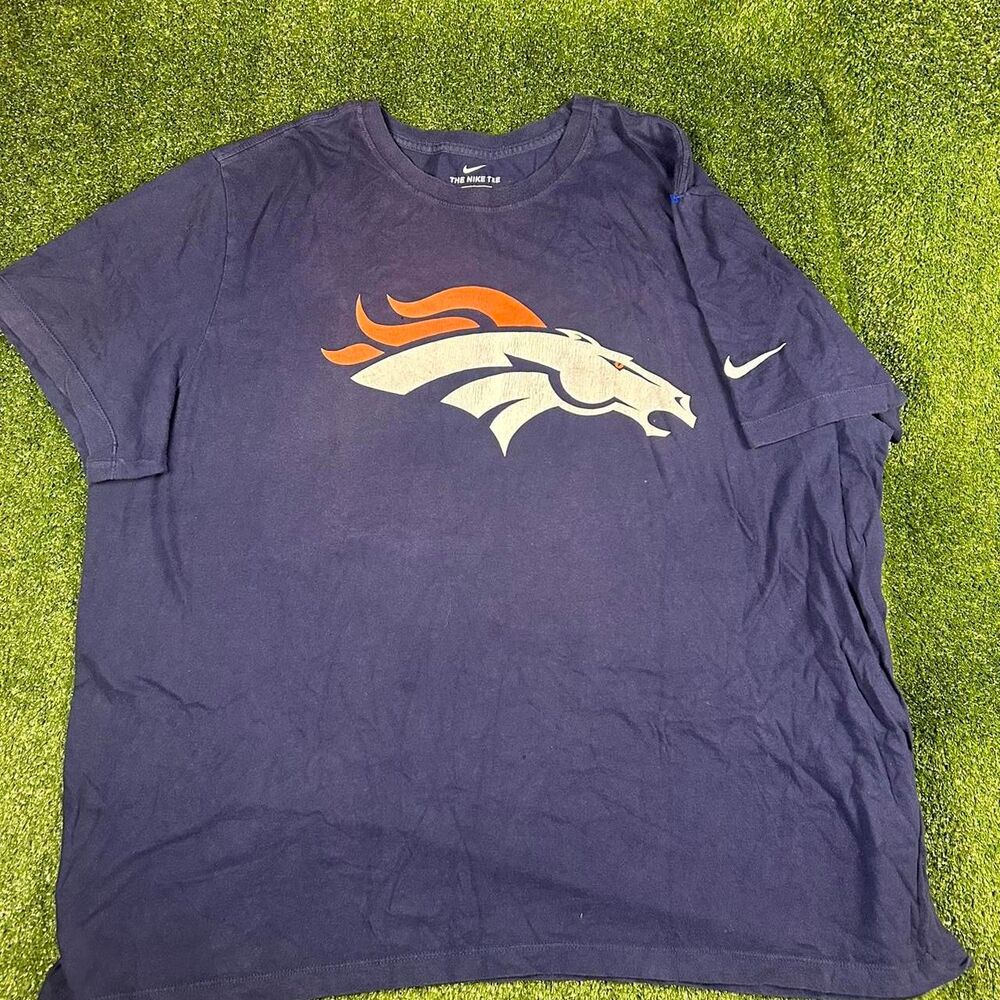 Nike Men's Navy and Blue T-shirt